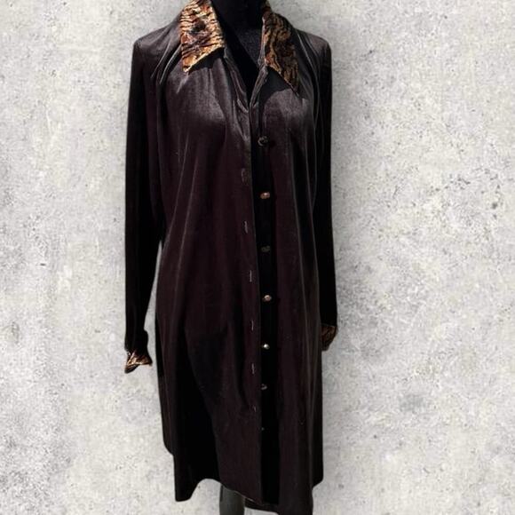 Bentley women’s size 12 black velvet velour, button-down leopard collar top - Picture 8 of 12